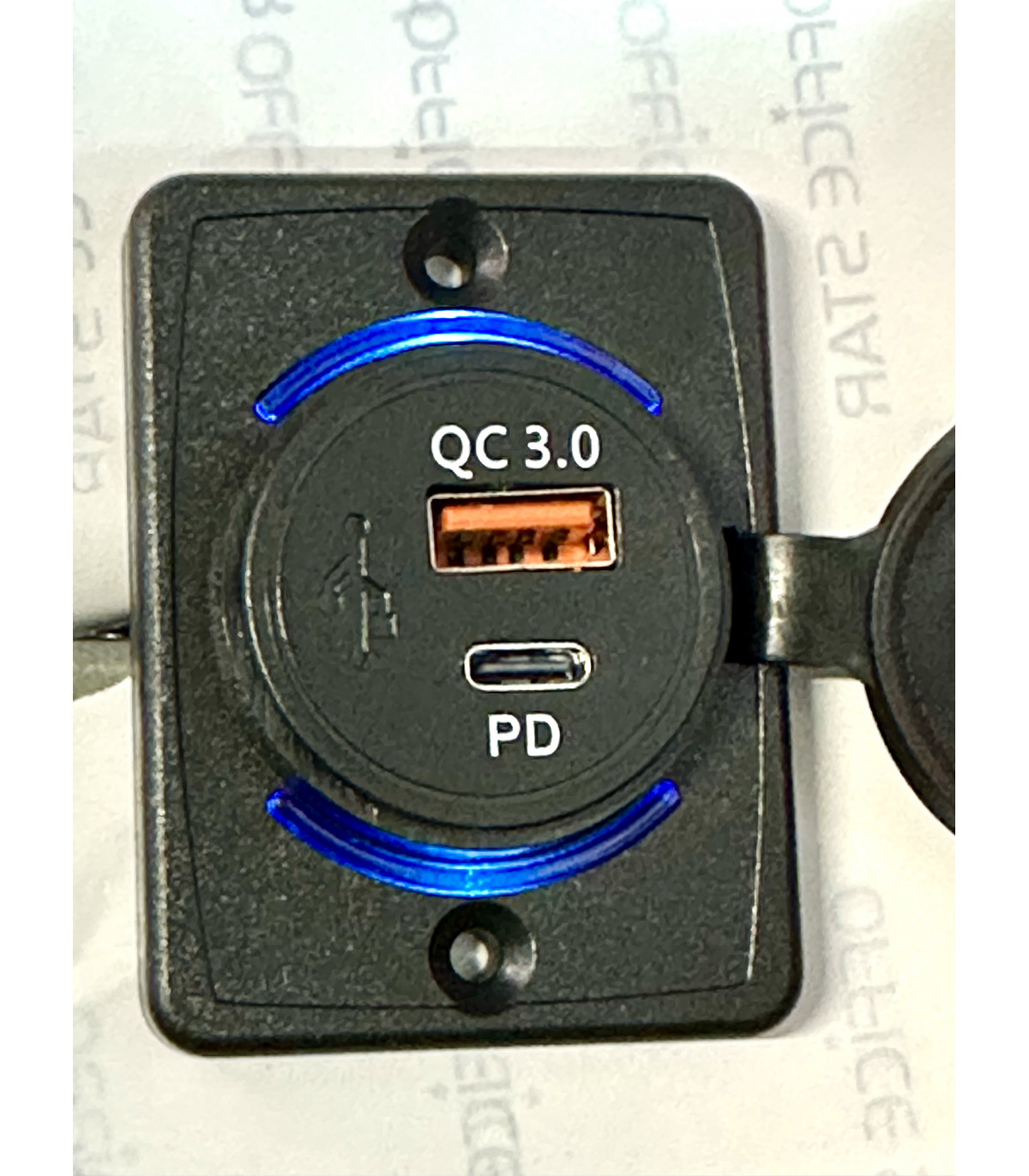 Prise double USB & USB-C - 5v - 2,1A - sur tableau de bord 